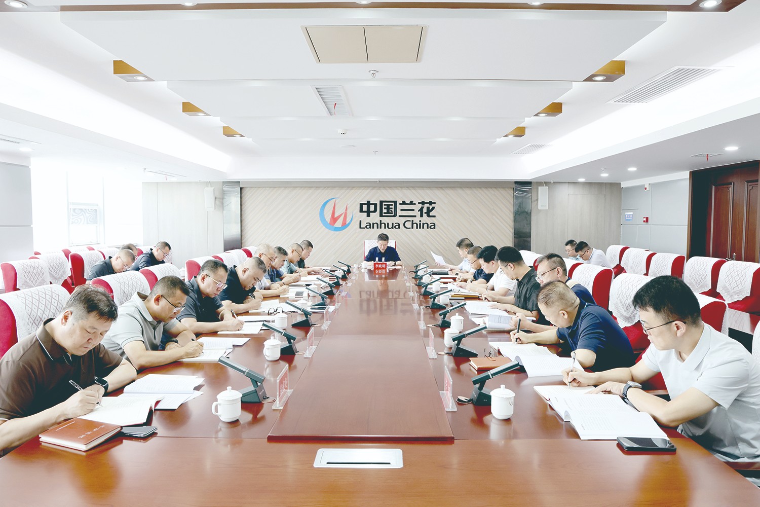 中心组学习 图片.jpg